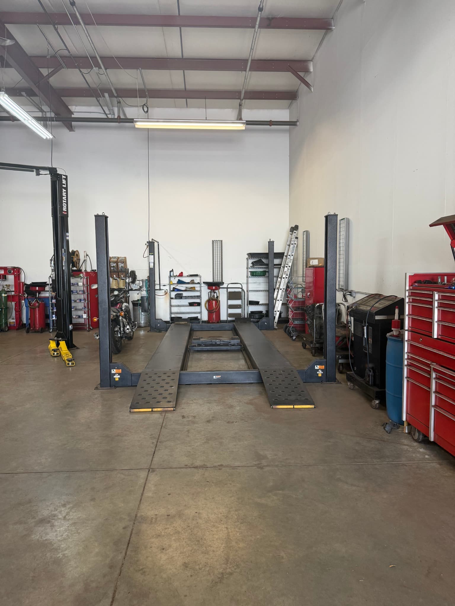 Service and wheel alignment equipment at Car Doc